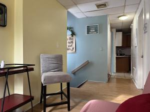 Habitación con silla, mesa y pasillo en Relaxing, Calming PR by Binghamton University, en Johnson City