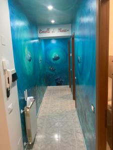 Coralli di Mare - 5 Terre JRE في لا سبيتسيا: رواق مع حمام على طراز المحيط مع حوض أسماك +22 صورة