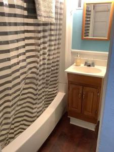 Ένα μπάνιο στο Fanciful, Comfy Private Room - Lourdes Hospital