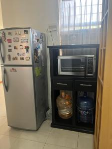 een keuken met een koelkast en een magnetron bij Habitacion comoda en departamento planta baja in Guadalajara