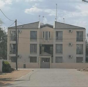 un grande condominio con un vialetto di fronte di Feel At Home Cosy Apartment a Gaborone