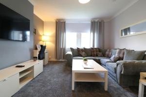 Televisyen dan/atau pusat hiburan di Lovely 2 BR flat, sleeps 4