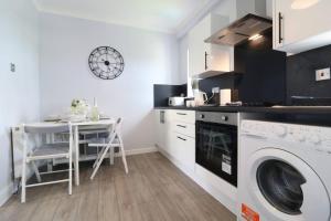 Dapur atau dapur kecil di Lovely 2 BR flat, sleeps 4