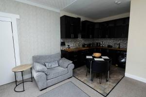 Ruang duduk di Troon - Coastal Getaway