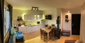 une cuisine avec une table et une salle à manger dans l'établissement Cozy House Belgrade, à Kalugjerica 3 autres photos