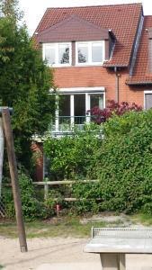 ノルダーシュテットにあるSpacious 3 bedroom house in Norderstedt-Hamburgの前のベンチ付き家