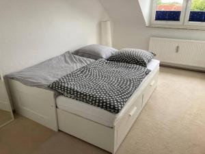 ノルダーシュテットにあるSpacious 3 bedroom house in Norderstedt-Hamburgの白い部屋の白いベッド1台(枕2つ付)