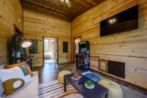 Μια τηλεόραση ή/και κέντρο ψυχαγωγίας στο Bright Modern Luxury - Broken Bow Dream Retreat