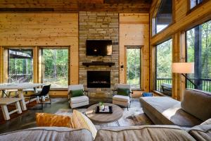 Χώρος καθιστικού στο Bright Modern Luxury - Broken Bow Dream Retreat