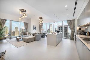 une cuisine et un salon avec vue sur la ville dans l'établissement Luxury 4BR Burj View Steps from Dubai Mall, à Dubaï