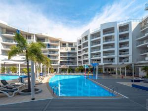 Bazén v ubytování Coastal Escape - 2BR plus Pool and Spa nebo v jeho okolí