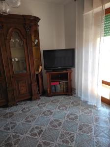 TV a/nebo společenská místnost v ubytování Appartamento400 m dal mare a Follonica Gr