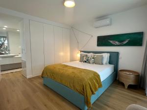 una camera con letto e bagno di WHome Cozy Riverside Apartment in Trafaria a Trafaria