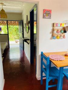 une salle à manger avec une table et des chaises bleues dans l'établissement Casinha colibri, à Conceição da Ibitipoca