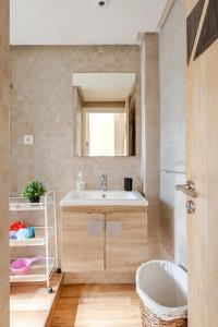 a bathroom with a sink and a mirror and a tub at 4 min à pied de la Plage, 3 BR, Piscine, Parking in Skhirat +29 photos