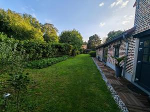 a garden next to a house at La Jeannette Sainghin-en-Mélantois in Sainghin-en-Mélantois
