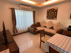 Ruang duduk di Private pool villa near Big Buddha Chalong