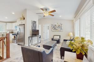 un salon avec un canapé et un ventilateur de plafond dans l'établissement Sierra Solace, à South Lake Tahoe