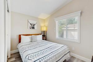 une chambre avec un lit et une fenêtre dans l'établissement Sierra Solace, à South Lake Tahoe