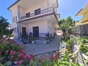 Una casa blanca con balcón y algunas plantas. en Constança House, en Corroios