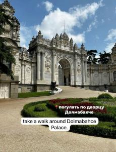 un grand bâtiment blanc avec une promenade autour du palais des perturbations dans l'établissement Heart of Yesilkoy-Green village, à Istanbul 62 autres photos
