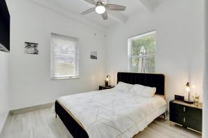 Ένα ή περισσότερα κρεβάτια σε δωμάτιο στο 2BR 1BA Home near Nightlife and Beach