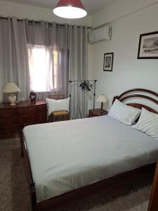 Un dormitorio con una cama grande y una ventana. en Constança House, en Corroios