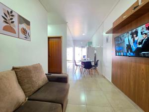 un soggiorno con un divano e un tavolo di Casa 2 quartos prox centro, Argent, Marco 3 front a Foz do Iguaçu