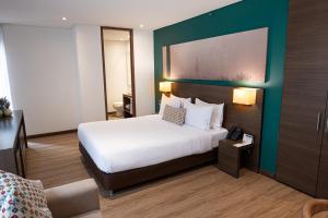 Llit o llits en una habitació de 84 DC Bogotá By OxoHotel