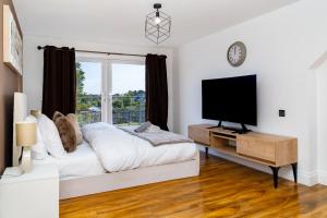 TV a/nebo společenská místnost v ubytování Luxury 5BD, Gym, Parking, Bus to Airport, Sleeps10