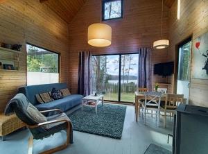 ボルコボにあるScandinavian-style lake houseの青いソファとテーブルのあるリビングルーム