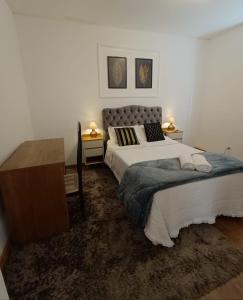Una cama o camas en una habitación de Ap Aconchego da Serra 01 piscina aquecimento solar