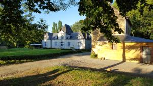 a large white house with a driveway at Domaine De Chatenay - Le Mans in Saint-Saturnin
