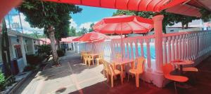 a table and chairs with umbrellas on a patio at Casa Acaritama 4 in Melgar
