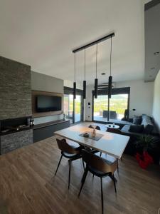 a kitchen and living room with a table and chairs at Kosmaj Sunrise in Rogača