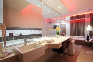 a bathroom with a sink and a large mirror at Le Nid Motel in Sao Paulo