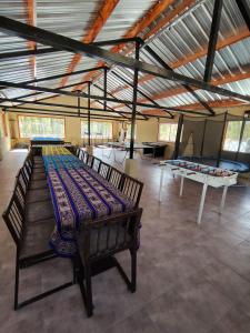 Habitación grande con mesa de ping pong en Cabañas Cumbre, en La Porteña 1 foto más