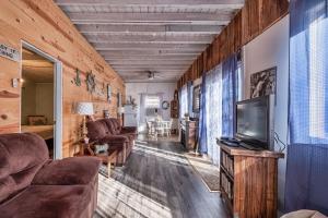 sala de estar con TV en una pared de madera en Lake Malone, en Lewisburg