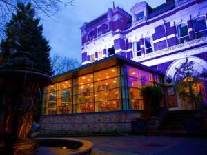リバプールにあるLiverpool Sefton Park Hotel by Dancenterの大きな窓が目の前にある建物