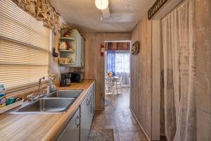 una cocina con fregadero y encimera en Lake Malone, en Lewisburg 12 fotos más