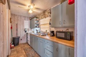 una cocina con encimera y microondas en Lake Malone, en Lewisburg