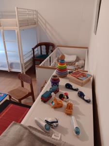 Postel nebo postele na pokoji v ubytování Kinderfreundliche Wohnung