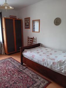 a bedroom with a bed and a rug at Unser Haus am Weinberg in Alsheim +2 photos