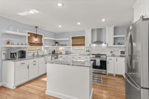 Η κουζίνα ή μικρή κουζίνα στο Spacious Family Haven - Walk to Downtown & JBU