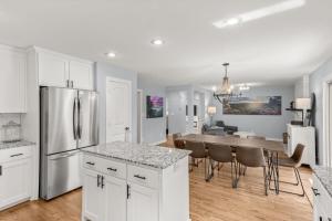 Η κουζίνα ή μικρή κουζίνα στο Spacious Family Haven - Walk to Downtown & JBU