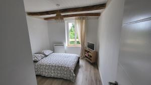 a small bedroom with a bed and a window at O'Haras in La Chapelle-de-la-Tour