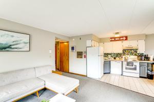 un salon avec un canapé et une cuisine dans l'établissement Snow Mountain Condo Hot Tub and Shuttle to Resort, à West Dover