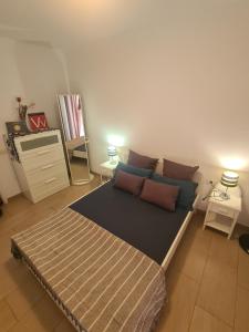 een slaapkamer met een bed en een dressoir met 2 lampen bij Sea view Apartment, Los Cristianos ,pool WIFI in Los Cristianos
