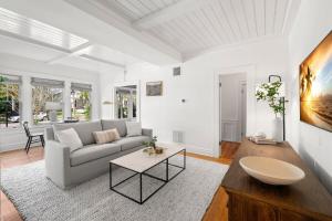 una sala de estar con un sofá y una mesa en The Adaline - Entire Complex In Hyde Park, en Tampa 199 fotos más