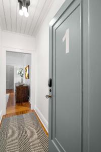 Un pasillo vacío con una puerta con alfombra. en The Adaline - Entire Complex In Hyde Park, en Tampa